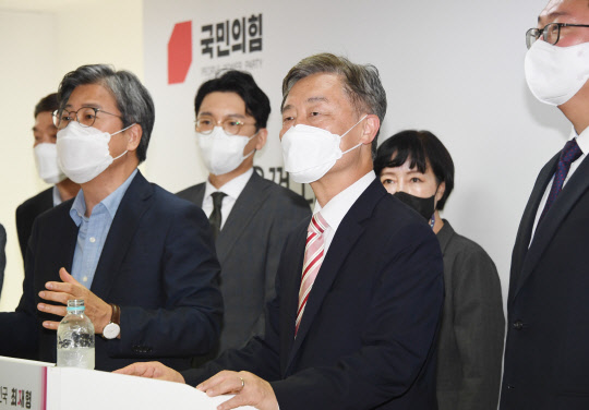 지난 7월2일 최재형(가운데) 국민의힘 대선 예비후보가 서울 여의도 국회 앞 대하빌딩에 마련된 '열린캠프'에서 열린 프레스룸 오픈 데이에 참석, 인사말을 하고 있다.연합뉴스